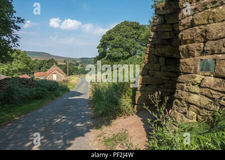 Alten Kalkofen mit Blick über die Moorlandschaft im oberen Ryedale in die North York Moors. Kalköfen wurden auf vielen Bauernhöfen Stein zu einem reinen zu verringern gefunden Stockfoto