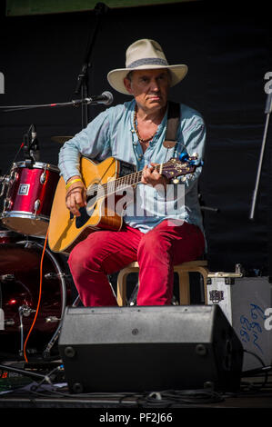 Blues Gitarrist und Sänger Robin Bibi führt an einem Open Air Festival an einem heißen Tag in London. Stockfoto