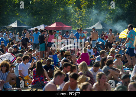 Menschenmassen genießen ein Open Air Festival an einem heißen Tag in London. Stockfoto