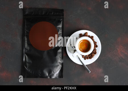 Tasse Kaffee und Vakuum/Paket. Pack Vorlage für ihr Design und Branding. Stockfoto