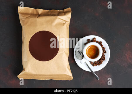 Tasse Kaffee und Vakuum/Paket. Pack Vorlage für ihr Design und Branding. Stockfoto