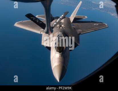 Ein US Air Force F-22 Raptor von der 95th Fighter Squadron, 325 Fighter Wing, Tyndall Air Force Base, Fla., empfängt von einem U.S. Air Force Boeing KC-135 Stratotanker zum 100Luftbetankung Flügel, Royal Air Force Mildenhall, England zugeordnet, beim Fliegen über dem Mittelmeer. F-22 s in Albacete, Spanien nach Los Llanos Air Base als Teil der Europäischen Abschreckung Initiative eingesetzt mit dem spanischen Militär auszubilden und US-Engagement für die regionale Sicherheit und Stabilität zeigen. (U.S. Air Force Foto von älteren Flieger Preston Kirsche) Stockfoto