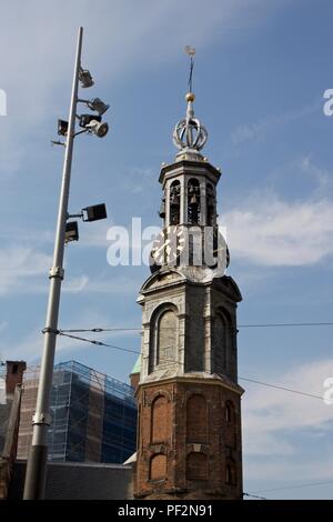 Zum Münzturm ('MINT') oder Munt Turm ist ein Uhrturm auf Muntplein Square, Amsterdam, Niederlande Stockfoto