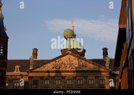 Statue von Atlas der Welt oder die Welt auf seinen Schultern, im Licht der untergehenden Sonne, oben auf dem königlichen Palast in Amsterdam im Dam Stockfoto