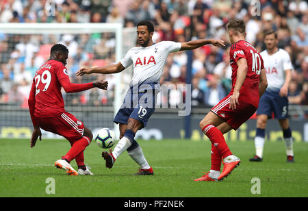 Tottenham Hotspur der Mousa Dembele (Mitte) in Aktion mit Fulham Andre-Frank Zambo Anguissa (links) und Tom Cairney während der Premier League Match im Wembley Stadion, London. Stockfoto