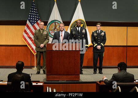 Us-Verteidigungsminister Asche Carter (Mitte), zusammen mit Marine Gen. Joseph Dunford, Jr., Vorsitzender des Generalstabs (links), Armee, General Lloyd J. Austin III, Kommandeur des US Central Command (Mitte rechts), und der Armee von General Joseph Votel, Kommandeur der US Special Operations (rechts) spricht während einer Pressekonferenz an der MacDill Air Force Base, Fla., Jan. 14. Carter verkündete auf der Pressekonferenz, dass Gen. Votel als nächster Kandidat für USCENTCOM Commander genannt worden ist. (U.S. Air Force Foto: Staff Sgt. Liliana Moreno) Stockfoto