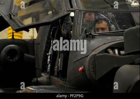 Us-Armee SPC. Dominic Freitas, Schüler mit 128 Aviation Brigade, 1.BATAILLON, 222Nd Aviation Regiment, wartet auf Anweisung während der 15 Y Rüstungs-, Elektronik- und Avioniksysteme Kurs am Fort Eustis, Virginia, Feb 11, 2016 reparieren. Obwohl die Studenten nicht gelehrt werden, wie die Boeing AH-64 Apache zu fliegen, Sie werden unterrichtet, wie die Teile auf der Flugzeuge zu ersetzen. (U.S. Air Force Foto von Airman 1st Class Breonna Kalbfleisch) Stockfoto