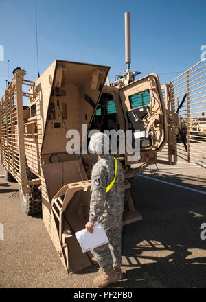 Ein 510Th Spiel Company, 20 Engineer Battalion, 36th Engineer Brigade Soldat inspiziert die Roboter Deployment System (RDS) als Teil seiner Vorbeugende Wartung und Services während der Funktionsprüfung hier durchgeführt. Das RDS ist ein Fahrzeug montiert, ferngesteuerte Gerät, sodass Soldaten robotic Verhör vermögenswerte Remote-Zugriff bereitzustellen, ohne Ihr Fahrzeug zu demontieren. (Foto von Clay Strand, U.S. Army Funktionsprüfung Befehl visuelle Informationen) Stockfoto