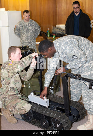 Trainer aus dem Manöver Support Center of Excellence (Hintergrund) fordern Sie die Bekämpfung der Ingenieure von der 510th Spiel Company, 20 Engineer Battalion, 36th Engineer Brigade, auf der Bedienerebene Wartung und Einrichtung der Talon IV Verhör Roboter. Die Soldaten ausgebildet, Roboter zu beschäftigen, wie der Talon IV, explosive Gefahren bei der Durchführung ihrer Mission von Clearing Routen zu verhören, Bereichen verbessert Explosive Devices und andere explosive Gefahren Handlungsspielraum zu gewährleisten. Die Tests wurden von der US-Armee Funktionsprüfung Befehl ist mit der Ausbildung von physischen Geräten durchgeführt kombiniert Stockfoto