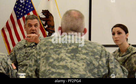 Oberstleutnant Paul Waldron der Pennsylvania National Guard macht seine Punkt während einer Gruppe übung an (TDS) jährliche Weiterbildung Workshop die Army National Guard Trial's Defence Service für den Pazifik und im Westen Regionen Feb.26 an der Joint Forces Training Base Los Alamitos in Orange County. Stockfoto