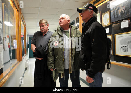 Ehemaligen Armee Reservisten Michael O'Toole, Russell Barnes und Russell Dearing, von links, Artefakte der Greensburg Armee-reserve Zentrum auf die Feb 21, 1991 Scud Raketen Angriff gegen Dammam, Saudi-Arabien, dass 13 und 43 verwundeten Soldaten der 14. der Armee finden Quartermaster Loslösung getötet. Das Trio durchgeführt medevac und anderen lebensrettenden Missionen in der unmittelbaren Nachkriegszeit, die verheerendste Angriff gegen die Alliierten während des Golfkrieges. Stockfoto