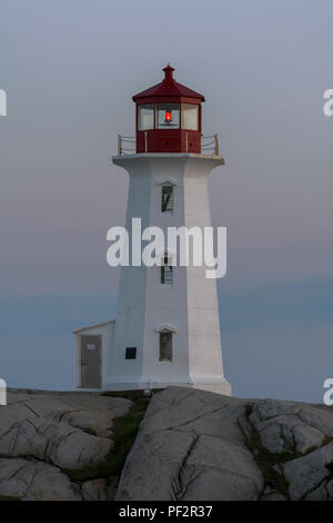 Sonnenuntergang bei Peggy's Point, oder Peggy's Cove, Leuchtturm von Peggy's Cove, Nova Scotia am 16. Juli 2018 Stockfoto