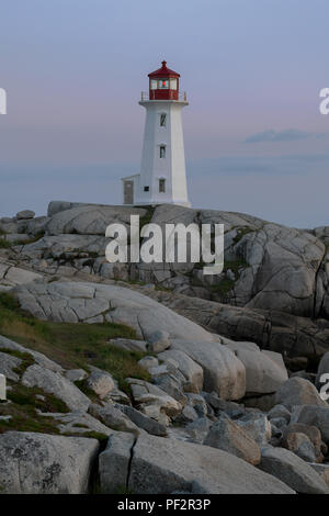 Sonnenuntergang bei Peggy's Point, oder Peggy's Cove, Leuchtturm von Peggy's Cove, Nova Scotia am 16. Juli 2018 Stockfoto