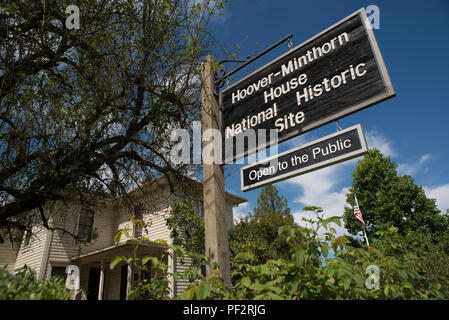 NEWBERG OREGON, 15. AUGUST 2017, Zeichen für die Hoover-Minthorn Haus, im Hintergrund sichtbar. Home bis 31 Präsident Herbert Hoover, wie ein Kind, und Stockfoto