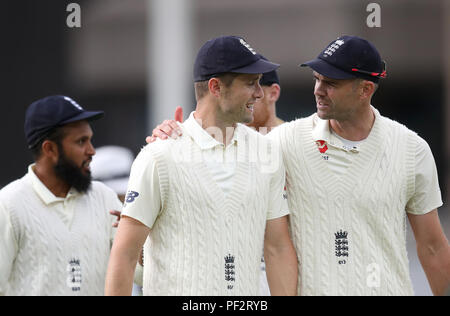 Der Engländer Chris Woakes (Mitte) und James Anderson weg am Ende des Spiels während des Tages eine der Specsavers dritten Test Match an der Trent Brücke, Nottingham. Stockfoto