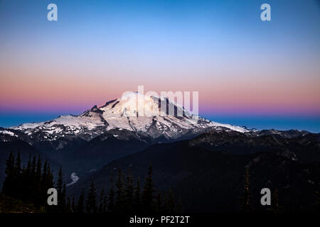 WA 14732-00 ... WASHINGTON - Blick auf den Mount Rainier von oben Crystal Mountain, Crystal Mountain Ski Area. Stockfoto