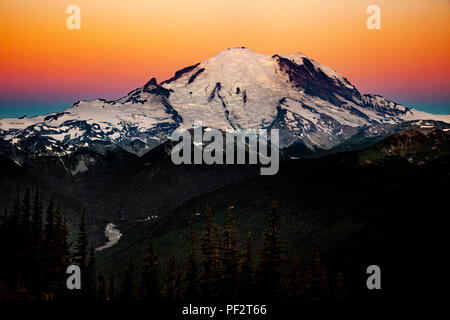 WA 14733-00 ... WASHINGTON - Sonnenaufgang am Mount Rainier gesehen vom Crystal Mountain, Crystal Mountain Ski Area. Stockfoto