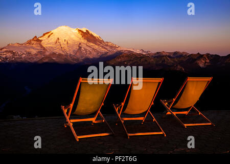 WA 14734-00 ... WASHINGTON - Sonnenaufgang am Mount Rainier vom Crystal Mountain, Crystal Mountain Ski Area. Stockfoto