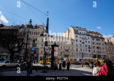 Budapest, Ungarn - 2 April 2018 - Bunte Straßenszene in der Nähe der Dohany Synagoge in Budapest, Ungarn, an einem sonnigen Tag. Stockfoto