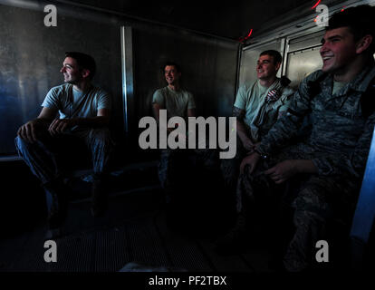 Mannschaft Leiter mit der 1 Special Operations Aircraft Maintenance Squadron Kopf heraus zu ihren zugewiesenen Aircraft Maintenance an hurlburt Field, Fla., Dez. 15, 2015 durchzuführen. Mannschaft Leiter mit der 4 Aircraft Maintenance Unit werden ausgebildet, um Störungen auf dem AC-130 U Spooky Gunship während vor und nach dem Flug Inspektionen zur Diagnose, Reparatur und das Flugzeug tanken, detaillierte Aufzeichnungen, Marschall Flugzeuge, zu allen Zeiten Mission bereit bleiben. (U.S. Air Force Foto von älteren Flieger Meagan Schutter) Stockfoto