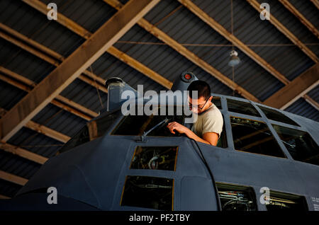 Senior Airman Fernando Cardenas, eine Crew Chief mit dem 1 Special Operations Aircraft Maintenance Squadron, zieht eine Linie in eine AC-130 U Spooky Gunship während der routinewartung an hurlburt Field, Fla., Dez. 15, 2015. Mannschaft Leiter mit der 4 Aircraft Maintenance Unit werden ausgebildet, um Störungen auf dem AC-130 U Spooky Gunship während vor und nach dem Flug Inspektionen zur Diagnose, Reparatur und das Flugzeug tanken, detaillierte Aufzeichnungen, Marschall Flugzeuge, zu allen Zeiten Mission bereit bleiben. (U.S. Air Force Foto von älteren Flieger Meagan Schutter) Stockfoto