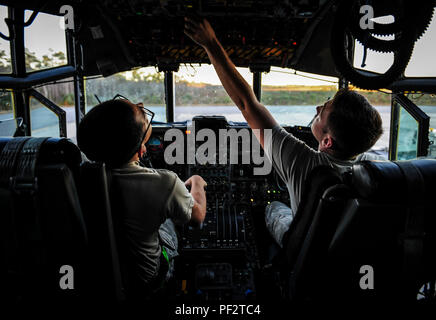 Senior Flieger Kristopher Benfer und Fernando Cardenas, Mannschaft Leiter mit der 1 Special Operations Aircraft Maintenance Squadron, beginnen die Auxiliary Power Unit auf einem AC-130 U Spooky Gunship bei Hurlburt Field, Fla., Dez. 15, 2015. Hauptaufgaben der AC-130 U sind enge Luftunterstützung, Verbot und bewaffnete Aufklärung. (U.S. Air Force Foto von älteren Flieger Meagan Schutter) Stockfoto