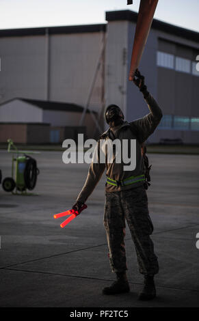 Senior Airman Antwain Parker, ein Mannschaft Leiter mit der 1 Special Operations Aircraft Maintenance Squadron, Positionen eine AC-130 U Spooky Gunship Propeller, bevor ein Zeitplan Tow an hurlburt Field, Fla., Dez. 15, 2015. Mannschaft Leiter mit der 4 Aircraft Maintenance Unit werden ausgebildet, um Störungen auf dem AC-130 U Spooky Gunship während vor und nach dem Flug Inspektionen zur Diagnose, Reparatur und das Flugzeug tanken, detaillierte Aufzeichnungen, Marschall Flugzeuge, zu allen Zeiten Mission bereit bleiben. (U.S. Air Force Foto von älteren Flieger Meagan Schutter) Stockfoto