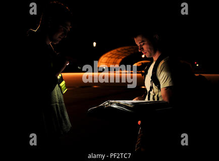 Senior Airman Corey Southerland und Airman 1st Class Nolan Davis, Mannschaft Leiter mit der 1 Special Operations Aircraft Maintenance Squadron, prüfen Flugzeuge Formulare für Diskrepanzen, die bei der routinemäßigen Wartung an hurlburt Field, Fla., Dez. 15, 2015. Mannschaft Leiter mit der 4 Aircraft Maintenance Unit werden ausgebildet, um Störungen auf dem AC-130 U Spooky Gunship während vor und nach dem Flug Inspektionen zur Diagnose, Reparatur und das Flugzeug tanken, detaillierte Aufzeichnungen, Marschall Flugzeuge, zu allen Zeiten Mission bereit bleiben. (U.S. Air Force Foto von älteren Flieger Meagan Schutter) Stockfoto