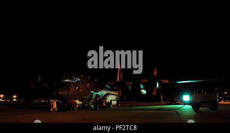 Flieger mit der 1 Special Operations Aircraft Maintenance Squadron routinemäßige Wartung auf einem AC-130 U Spooky Gunship bei Hurlburt Field, Fla., Dez. 15, 2015 durchführen. Hauptaufgaben der AC-130 U sind enge Luftunterstützung, Verbot und bewaffnete Aufklärung. (U.S. Air Force Foto von älteren Flieger Meagan Schutter) Stockfoto