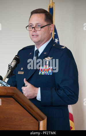 Montgomery, Ala-Oberst Kevin Poitinger, Commander, 42 d Medical Group, Maxwell AFB, Ala., macht Bemerkungen bei der Eröffnung der neuen Zentrale Alabama Veterans Health Care System Montgomery Veteran-Angelegenheiten Klinik (MV AC), Dez. 14, 2015. Auch die Teilnahme an der Zeremonie waren Vertreter Martha Roby, 2 Kongreßbezirk - Alabama, Kongressabgeordnete Mike Rogers, 3 Kongreßbezirk - Alabama und dem Herrn Abgeordneten Sloan Gibson, Stellvertretender Sekretär des Veterans Affairs. (US Air Force Foto von Bud Hancock/Freigegeben) Stockfoto