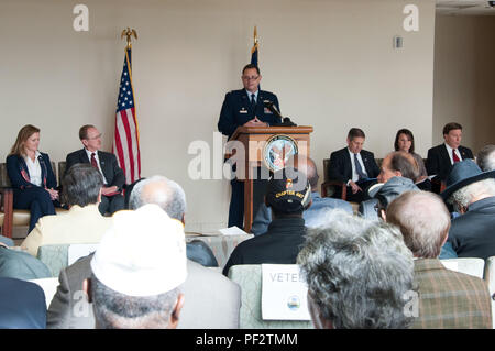 Montgomery, Ala-Oberst Kevin Poitinger, Commander, 42 d Medical Group, Maxwell AFB, Ala., macht Bemerkungen bei der Eröffnung der neuen Zentrale Alabama Veterans Health Care System Montgomery Veteran-Angelegenheiten Klinik (MV AC), Dez. 14, 2015. Auch die Teilnahme an der Zeremonie waren Vertreter Martha Roby, 2 Kongreßbezirk - Alabama, Kongressabgeordnete Mike Rogers, 3 Kongreßbezirk - Alabama und dem Herrn Abgeordneten Sloan Gibson, Stellvertretender Sekretär des Veterans Affairs. (US Air Force Foto von Bud Hancock/Freigegeben) Stockfoto