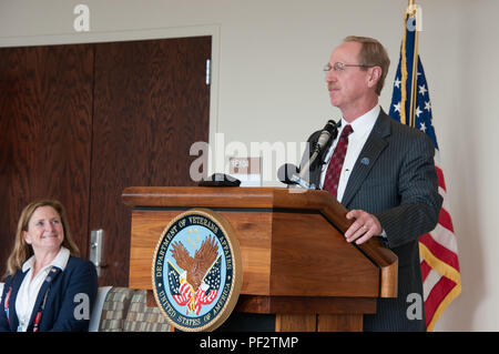 Montgomery, Ala - Herr Thomas Smith, Interim Netzwerk Direktor der Veteranen integrierten Service Netzwerk 7, macht Bemerkungen bei der Eröffnung der neuen Zentrale Alabama Veterans Health Care System Montgomery Veteran-Angelegenheiten Klinik (MV AC), Dez. 14, 2015. Auch die Teilnahme an der Zeremonie waren Colonel Kevin Poitinger, Commander, 42 d Medical Group, Maxwell AFB, Ala., Vertreter Martha Roby, 2 Kongreßbezirk - Alabama, Kongressabgeordnete Mike Rogers, 3 Kongreßbezirk - Alabama und dem Herrn Abgeordneten Sloan Gibson, Stellvertretender Sekretär des Veterans Affairs. (US Air Force Foto von Bud Hancock/Releas Stockfoto