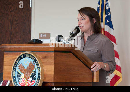 Montgomery, Ala-Kongressabgeordnete Martha Roby, 2 Kongreßbezirk - Alabama, macht Bemerkungen bei der Eröffnung der neuen Zentrale Alabama Veterans Health Care System Montgomery Veteran-Angelegenheiten Klinik (MV AC), Dez. 14, 2015. Auch die Teilnahme an der Zeremonie waren Colonel Kevin Poitinger, Commander, 42 d Medical Group, Maxwell AFB, Ala., Kongressabgeordnete Mike Rogers, 3 Kongreßbezirk - Alabama und dem Herrn Abgeordneten Sloan Gibson, Stellvertretender Sekretär des Veterans Affairs. (US Air Force Foto von Bud Hancock/Freigegeben) Stockfoto