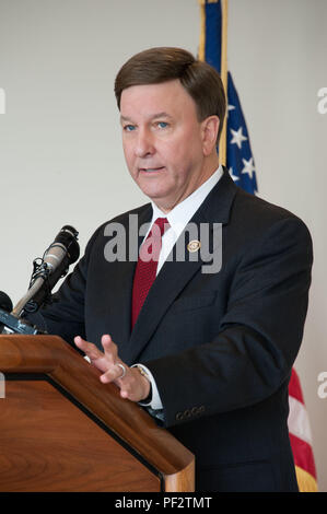 Montgomery, Ala-Kongressabgeordnete Mike Rogers, 3 Kongreßbezirk - Alabama, macht Bemerkungen bei der Eröffnung der neuen Zentrale Alabama Veterans Health Care System Montgomery Veteran-Angelegenheiten Klinik (MV AC), Dez. 14, 2015. Auch die Teilnahme an der Zeremonie waren Colonel Kevin Poitinger, Commander, 42 d Medical Group, Maxwell AFB, Ala., Martha Roby, 2 Kongreßbezirk - Alabama, und der Herr Abgeordnete Sloan Gibson, Stellvertretender Sekretär des Veterans Affairs. (US Air Force Foto von Bud Hancock/Freigegeben) Stockfoto