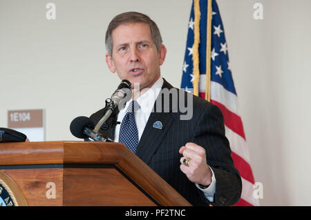 Montgomery, Ala - der Herr Abgeordnete Sloan Gibson, Stellvertretender Sekretär des Veterans Affairs, macht Bemerkungen bei der Eröffnung der neuen Zentrale Alabama Veterans Health Care System Montgomery Veteran-Angelegenheiten Klinik (MV AC), Dez. 14, 2015. Auch die Teilnahme an der Zeremonie waren Colonel Kevin Poitinger, Commander, 42 d Medical Group, Maxwell AFB, Ala., Vertreter Martha Roby, 2 Kongreßbezirk - Alabama, und Kongressabgeordnete Mike Rogers, 3rd Congressional District. (US Air Force Foto von Bud Hancock/Freigegeben) Stockfoto