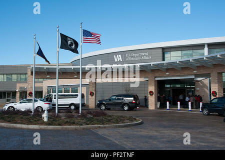 Montgomery, Ala-Beamte aus Veterans Affairs melden Sie Alabama Volksrepräsentanten und Maxwell Air Force Base in der Offiziere an die Zentrale Alabama Veterans Health Care System New Montgomery Veteran-Angelegenheiten Klinik (MV AC), Dez. 14, 2015 offiziell eröffnen. Von links: der Herr Abgeordnete Sloan Gibson, Stellvertretender Sekretär des Veterans Affairs; Kongressabgeordnete Mike Rogers, 3 Kongreßbezirk; Herr Thomas Smith, CAVHCS Interim Netzwerk Direktor; Vertreter Martha Roby, 2 Kongreßbezirk; Traci Stolt, CAVHCS Interim Direktor; und Oberst Kevin Poitinger, Commander, 42. medizinische Gruppe, Ma Stockfoto