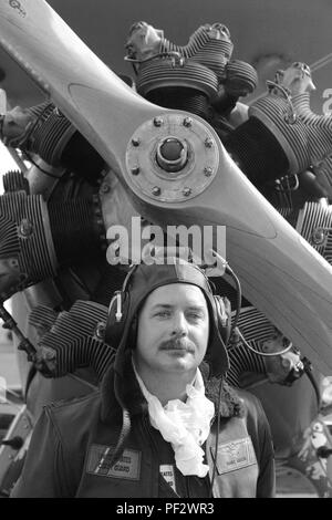 Lt. CMdR Harry Greene posiert vor seinem Flugzeug Boeing Stearman Kaydet Anfängerschulflugzeug bei Coast Guard Air Station Barbers Punkt, 31. Januar 2016. Greene ist ein Hubschrauber-Pilot bei Air Station Barbers Point und ein Flugzeug-Enthusiasten in seiner Freizeit Zeit. (Foto: U.S. Coast Guard Petty Officer 2. Klasse Tara Molle/freigegeben) Stockfoto