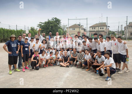 Flieger mit den 374 Medical Group und Musashimurayama 5 Middle School 9 Studenten posieren für ein Foto nach der jährlichen Mini Boot Camp Hindernis Kurs an Musashimuyama Stadt, Japan, 2. Juli 2016. Mitglieder mit 374 medizinische Gruppe vermittelt Bildung, mit Blick auf die Bewegungen, und begrüßt die Teilnehmer. (U.S. Air Force Foto von Yasuo Osakabe/Freigegeben) Stockfoto