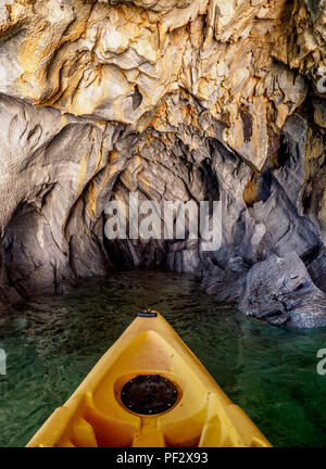 Kajak in Marmor Höhlen, Santuario de la Naturaleza Capillas de Marmol, General Carrera See, Puerto Rio Tranquilo, Region Aysen, Patagonien, Chile Stockfoto