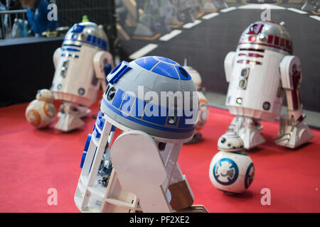 Brüssel, Belgien. 10. Februar, 2018. Lebensgroße Modelle der R2-Einheiten auf der Comicon, Brüssel, 2018. Credit: Sara Armas/Alamy Reportage. Stockfoto