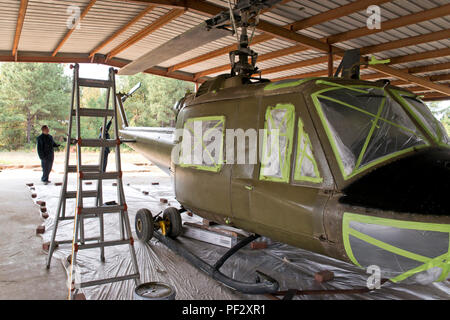Bell UH-1C Iroquois ist ein einmotoriger militärischer Hilfshubschrauber, der in den 1960er Jahren eingeführt wurde und während des Vietnamkriegs in großem Umfang eingesetzt wurde. Flieger der 913th Maintenance Squadron führen am 9. Oktober 2015 in Jacksonville (Arkansas) Ummalarbeiten und Restaurierungsarbeiten durch, bevor sie das Flugzeug in das Jacksonville Museum of Military History zurückbringen. Das Archivbild dokumentiert die Erhaltung des historischen Rotationsfahrzeugs. Stockfoto