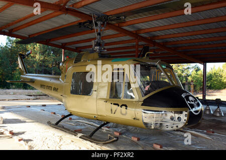 Bell UH-1C Iroquois ist ein 1965 eingeführter Hilfshubschrauber, der von der United States Army während des Vietnamkriegs für Transport-, Medevac- und Unterstützungsmissionen eingesetzt wurde. Angetrieben von einem Lycoming T53-Turbowellenmotor mit zweiflügeligem Hauptrotor wurde es zu einem der bekanntesten Drehflügelflugzeuge des Konflikts. Das Archivbild dokumentiert Restaurierungsarbeiten, die in Jacksonville, Arkansas, zur Erhaltung des Museums durchgeführt wurden. Stockfoto