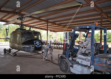 Bell UH-1C Iroquois ist ein Nutzhubschrauber, der von Bell Helicopter für den Militärdienst eingeführt wurde und während des Vietnamkriegs weit verbreitet war. Angetrieben von einem Lycoming T53-Turbowellenmotor unterstützte er Transport- und Einsatzmissionen. Das Archivbild dokumentiert die Bodenabfertigung und Abschleppvorbereitung des restaurierten Hubschraubers in Jacksonville, Arkansas, vor dem Umzug für die Ausstellung im Museum. Stockfoto