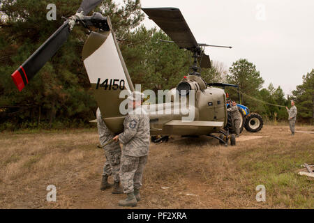 Bell UH-1C Iroquois ist ein Nutzhubschrauber aus der Zeit des Vietnamkriegs, der von Bell Helicopter hergestellt wurde und von einem Lycoming T53-Turbowellenmotor angetrieben wird. Sie diente in Transport- und Unterstützungsrollen für die US-Streitkräfte. Das Archivbild dokumentiert die Verlegung des restaurierten Helikopters in ein Schauplatz in Jacksonville, Arkansas, bevor das Museum ausgestellt wurde. Stockfoto