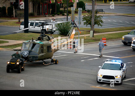 Bell UH-1C Iroquois ist ein Bell Helicopter Utility Helikopter, der während des Vietnamkriegs mit der United States Army in Verbindung steht. Das Archivbild dokumentiert die Verkehrskontrolle während des Transports des restaurierten Flugzeugs, das am 4. November 2015 mit Unterstützung der 913. Airlift Group in Jacksonville, Arkansas, in das Jacksonville Museum of Military History zurückkehrte. Stockfoto