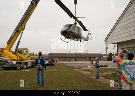 Bell UH-1C Iroquois ist ein Bell Helicopter Utility Helikopter, der während des Vietnamkriegs von Luftverkehrseinheiten der United States Army eingesetzt wurde. Das Archivbild dokumentiert die Aufzeichnung und Bestätigung der Platzierung des Flugzeugs auf einem Ausstellungsstand im Jacksonville Museum of Military History in Jacksonville, Arkansas am 4. November 2015 nach Abschluss eines Restaurierungsprojekts. Stockfoto