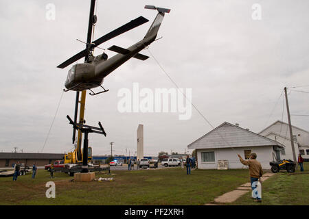 Bell UH-1C Iroquois ist ein von Bell Helicopter entwickelter Hilfshubschrauber, der während des Vietnamkriegs von der US-Armee eingesetzt wurde. Das Archivbild dokumentiert, dass das Flugzeug am 4. November 2015 nach Abschluss einer im Juni 2015 begonnenen Restaurierungsmaßnahme im Jacksonville Museum of Military History in Jacksonville, Arkansas, auf einen Sockel abgesenkt wurde. Stockfoto