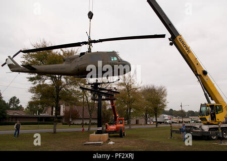 Bell UH-1C Iroquois ist ein Nutzhubschrauber aus der Zeit des Vietnamkriegs, der von Bell Helicopter für die US-Armee hergestellt wurde. Das Archivbild dokumentiert die Bodenführung des Flugzeugs in die endgültige Position auf einem Ausstellungsstand im Jacksonville Museum of Military History in Jacksonville, Arkansas am 4. November 2015 nach Abschluss der Restaurierungsarbeiten. Stockfoto
