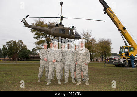 Bell UH-1C Iroquois ist ein Bell Helicopter Utility Helikopter, der während des Vietnamkriegs mit der United States Army in Verbindung steht. Das Archivbild dokumentiert das Wartungspersonal, das im Jacksonville Museum of Military History nach Abschluss der Restaurierung und Rückgabe des Hubschraubers an seinen Sockel versammelt wurde. Stockfoto
