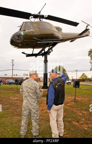 Bell UH-1C Iroquois ist ein von Bell Helicopter entwickelter Hilfshubschrauber, der während des Vietnamkriegs von der US-Armee eingesetzt wurde. Das Archivbild dokumentiert eine Diskussion vor der Widmung im Jacksonville Museum of Military History in Jacksonville, Arkansas am 7. November 2015 mit Bezug auf einen ehemaligen Crewchef, der von April 1967 bis Januar 1968 auf dem ausgestellten Hubschrauber in Vietnam diente. Stockfoto